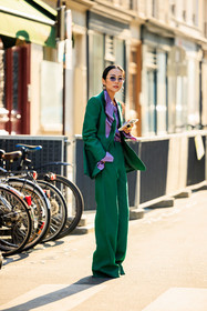 dandy look, green suit, silk shirt, purple glasses, iphone, silver big loops, yoyo cao, street style, jonathan paciullo, FW, frenchystyle, fashion week, AUTUMN WINTER 2022-2023, FALL WINTER 2022_2023, FW 22-23, PFW, PARIS, full length, vertical, purple shirt