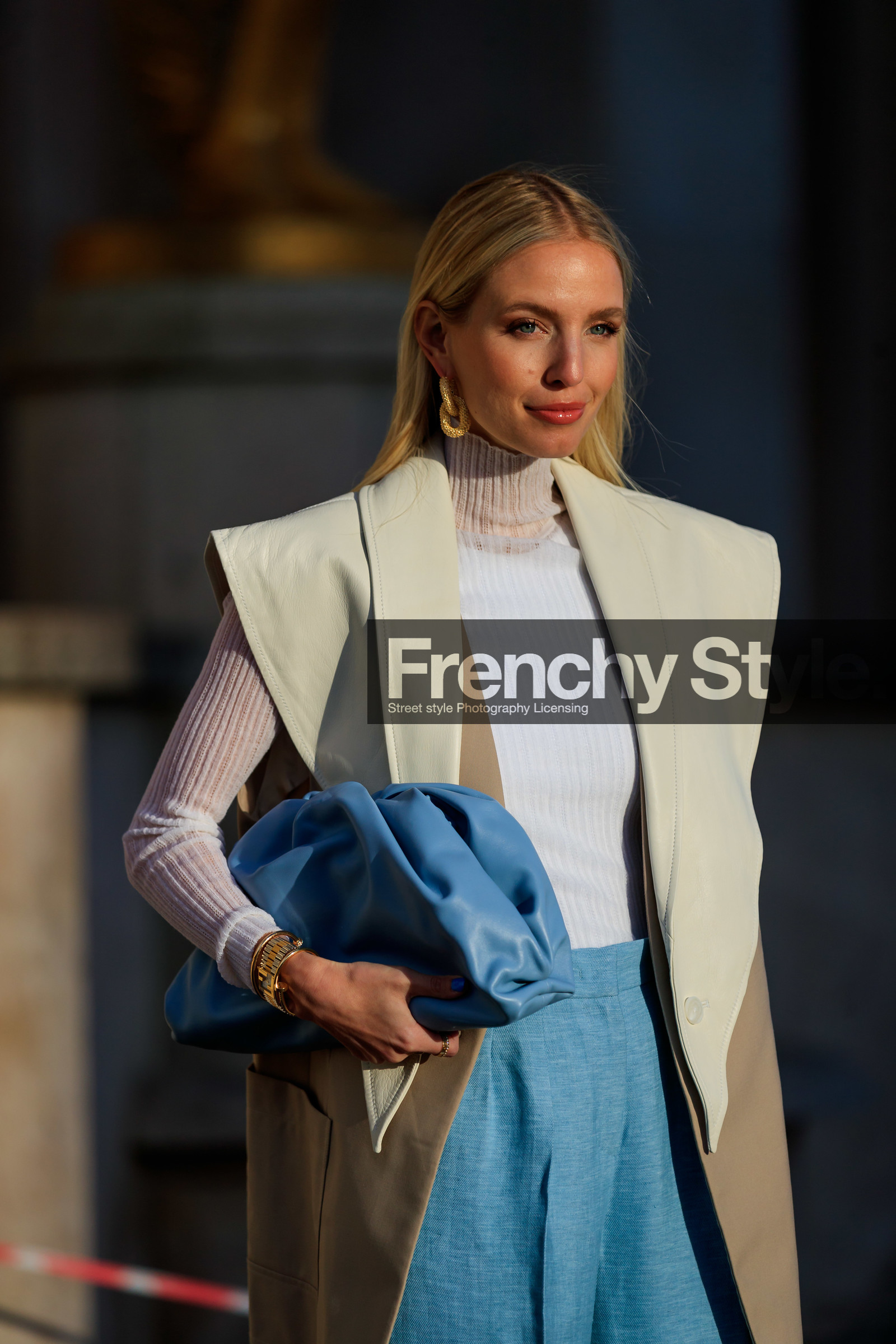 leonie hanne, white leather jacket, white pullover, turtleneck pullover, sleeveless jacket, beige jacket, bicolor jacket, oversize jacket, light blue leather clutch, light blue pants, linen pants, golden earrings, round shape earrings, dangling earrings, fashion week, frenchystyle, FW, jonathan paciullo, street style, PFW, PARIS, AUTUMN WINTER 2020-2021, FALL WINTER 2020-2021, FW 20-21, vertical, atmosphere details, detail