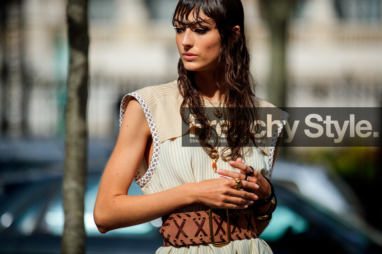 nike praesto nordstrom, hair details, make up, make up details, chloe belt, chloe dress, chloe look, chloe bracelet, chloe necklace, white dress, sleeveless dress, striped dress, belted dress, big belt, camel leather belt, long dress, black bracelet, multi bracelet, wooden bracelet, multi necklace, golden necklace, long necklace, lucky charm necklace, fashion week, frenchystyle, FW, jonathan paciullo, street style, PFW, PARIS, SPRING SUMMER 2021, SS 21, horizontal, atmosphere details, detail, model
