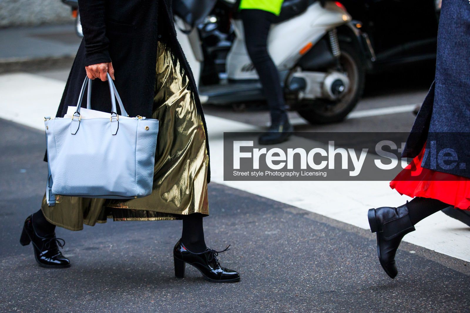 atmosphere details, AUTUMN WINTER 2016-2017, AW 16-17, black coat, black shoes, detail, FALL WINTER 2016-2017, fashion week, frenchystyle, FW, FW 16-17, glitter, golden skirt, gucci, horizontal, jonathan paciullo, leather bag, leather shoes, LFW, LONDON, long skirt, MENSWEAR, metallic skirt, shiny skirt, street style, varnished leather, varnished leather shoes, white bag