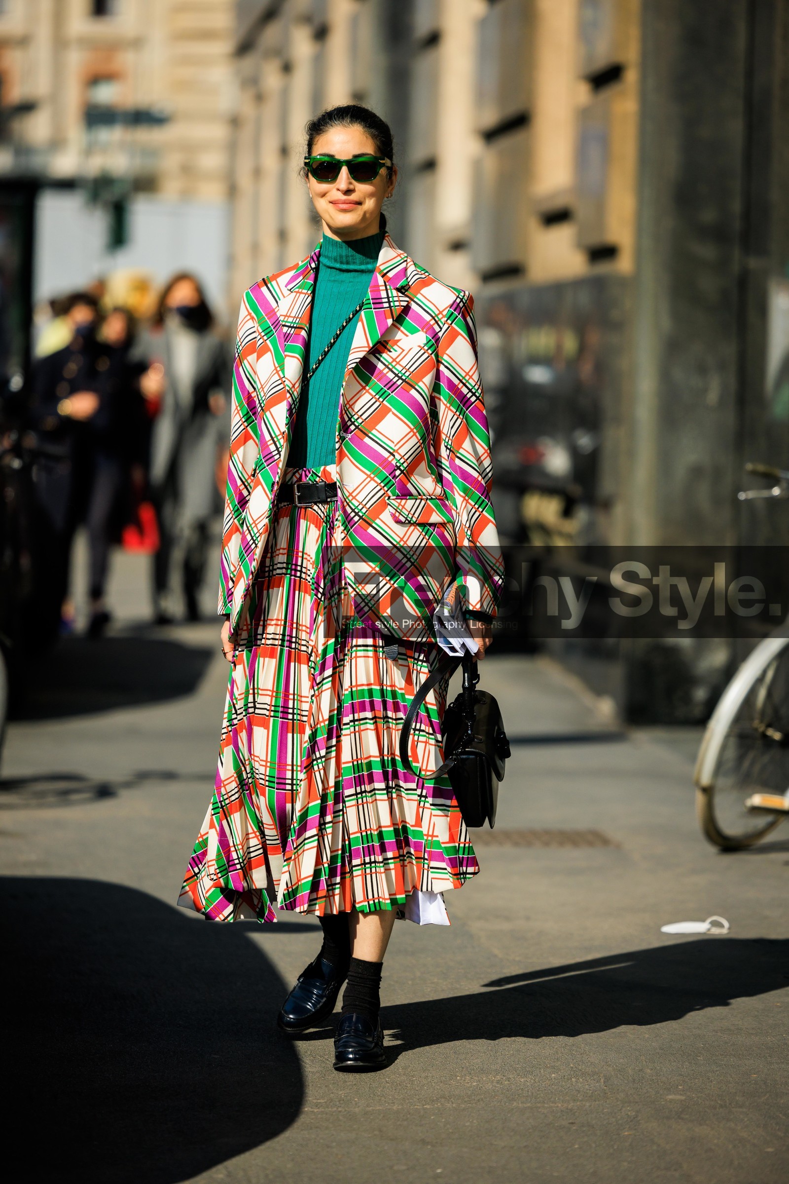plaid skirt, plaid, blazer, pleated, skirt, multicolor midi skirt, multicolor blazer, yello top, crossbody bag, green sunglasses, black bottines, black handbag, leather handbag, caroline issa, street style, jonathan paciullo, FW, frenchystyle, fashion week, MFW, MILAN, FALL WINTER 2022_2023, AUTUMN WINTER 2022-2023, FW 22-23, vertical, full length