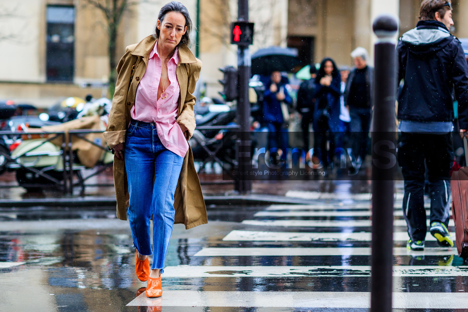 atmosphere details, AUTUMN WINTER 2017-2018, AW 17-18, beige coat, blue denim, céline, denim pants, FALL WINTER 2017-2018, fashion week, frenchystyle, full length, FW, FW 17-18, high heels, horizontal, jeans, jonathan paciullo, leather shoes, orange shoes, PARIS, PFW, pink shirt, street style, trench coat, trousers, tucked in