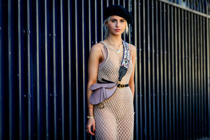 beret, black belt, black hat, caro daur, christian dior, fishnet, leather bag, leather belt, nude dress, pink bag, saddle bag, see through, PARIS, PFW, street style, jonathan paciullo, FW, frenchystyle, fashion week, AUTUMN WINTER 2019-2020, AW 19-20, FALL WINTER 2019-2020, FW 19-20, horizontal, atmosphere details, detail