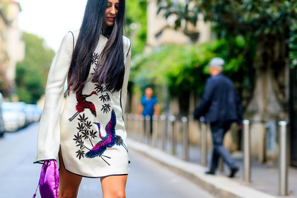 atmosphere details, detail, fashion week, floral, frenchystyle, FW, gilda ambrosio, horizontal, japanese print, jonathan paciullo, MFW, MILAN, pink bag, printed dress, purple bag, silk dress, SPRING SUMMER 2017, SS 17, street style, white dress