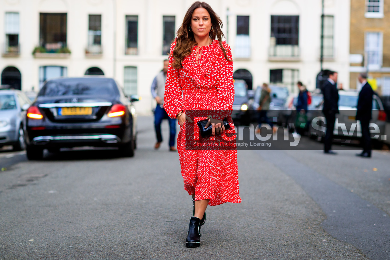 black bag, black shoes, graphic shirt, graphic skirt, leather bag, leather shoes, printed shirt, printed skirt, red shirt, red skirt, studs, street style, jonathan paciullo, FW, frenchystyle, fashion week, LFW, LONDON, AUTUMN WINTER 2018-2019, AW 18-19, FALL WINTER 2018-2019, FW 18-19, horizontal, atmosphere details, full length