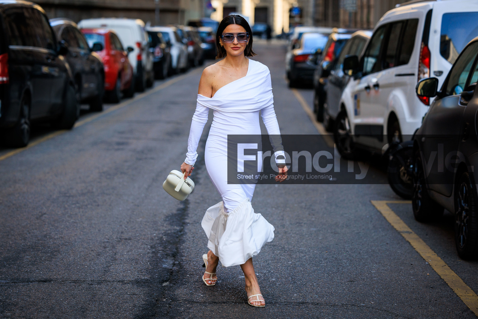 white total look, rufflz bottom dress, midi dress, white dress, sunglasses, white sandals, white clutch, short hair, street style, jonathan paciullo, FW, frenchystyle, fashion week, MFW, MILAN, FALL WINTER 2022_2023, AUTUMN WINTER 2022-2023, FW 22-23, horizontal, atmosphere details, full length