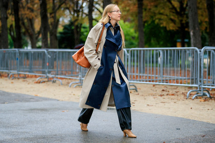 alexandra carl, aviator glasses, metalic frame sunglasses, dangling earrings, pearl earrings, black leather pants, black leather trench coat, beige trench coat, belted trench coat, camel leather bag, louis vuitton bag, bucket bag, beige leather shoes, PARIS, PFW, SPRING SUMMER 2020, SS 20, fashion week, frenchystyle, FW, jonathan paciullo, street style, horizontal, atmosphere details, full length