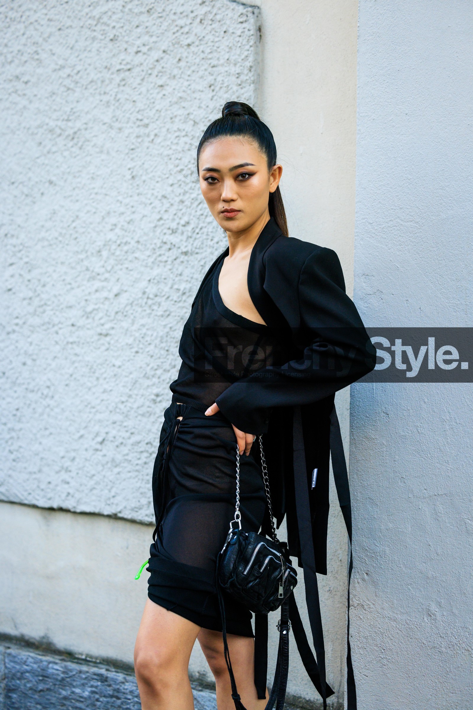 full black look, mini black dress, cut out dress, black blazer, chain bag, pocket handbag, black handbag, black sunglasses, details, close up, pony tail, street style, jonathan paciullo, FW, frenchystyle, fashion week, MFW, MILAN, FALL WINTER 2022_2023, AUTUMN WINTER 2022-2023, FW 22-23, vertical, atmosphere details