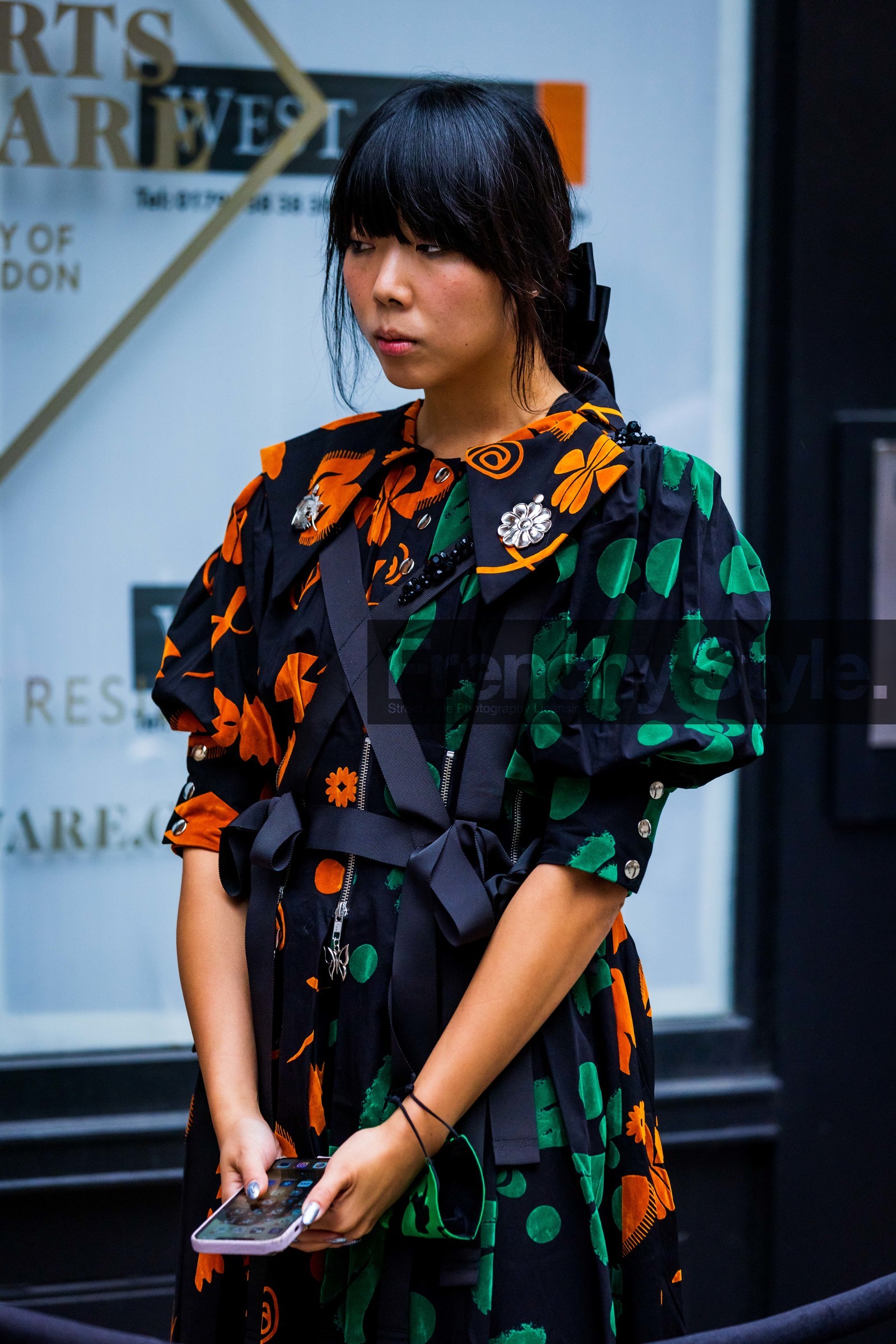 Susie Lau, flower print, flower dress, flowered dress, flowers, dress, orange, green, print, bow, simone rocha, fashion week, frenchystyle, FW, jonathan paciullo, street style, SS 22, SPRING SUMMER 2022, LFW, LONDON, vertical, atmosphere details, detail