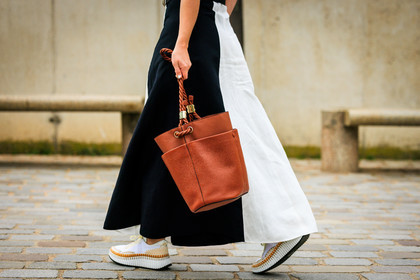 details, close up, accesories, bucket bag, brown bag, leathe bag, white sneakers, chloe sneakers, dual stones skirt, black and white skirt, longskirt, street style, jonathan paciullo, FW, frenchystyle, fashion week, AUTUMN WINTER 2022-2023, FALL WINTER 2022_2023, FW 22-23, PFW, PARIS, horizontal, atmosphere details, detail