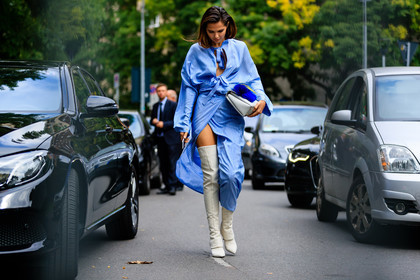 anna wintour, atmosphere details, blue dress, blue shirt, blue skirt, bow, bow collar, fashion week, frenchystyle, full length, FW, high boots, high heels, horizontal, jonathan paciullo, leather bag, leather shoes, men shirt, MFW, MILAN, shirt dress, SPRING SUMMER 2017, SS 17, street style, striped shirt, white bag, white bg, white boots