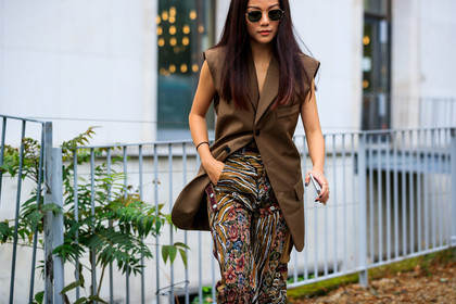 yoyo cao, rayban sunglasses, metalic frame sunglasses, golden frame sunglasses, brown jacket, sleeveless jacket, patchwork pants, embroidered pants, floral embroidered pants, fashion week, frenchystyle, FW, jonathan paciullo, street style, SPRING SUMMER 2020, SS 20, PFW, PARIS, horizontal, atmosphere details, detail