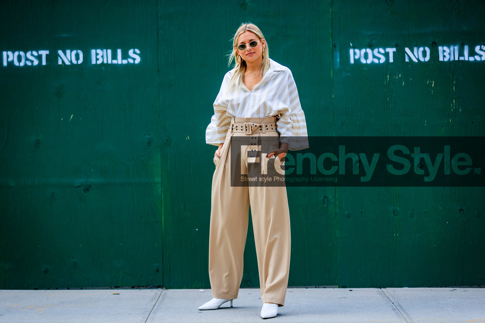 atmosphere details, beige pants, beige shirt, carola bernard, danielle bernstein, fashion week, frenchystyle, full length, FW, graphic shirt, high heels, high waist, horizontal, jonathan paciullo, leather shoes, mules, NEW YORK, NYFW, printed shirt, SPRING SUMMER 2018, SS 18, street style, striped shirt, stripes, sunglasses, trousers, white shoes, wide pants