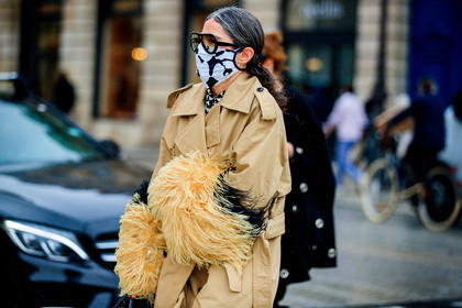 Véronique Tristram, beige trench coat, feather details, feather details jacket, feather sleeves, black glasses, aviator glasses, covid face mask, fashion week, frenchystyle, FW, jonathan paciullo, street style, PFW, PARIS, SPRING SUMMER 2021, SS 21, horizontal, atmosphere details, detail