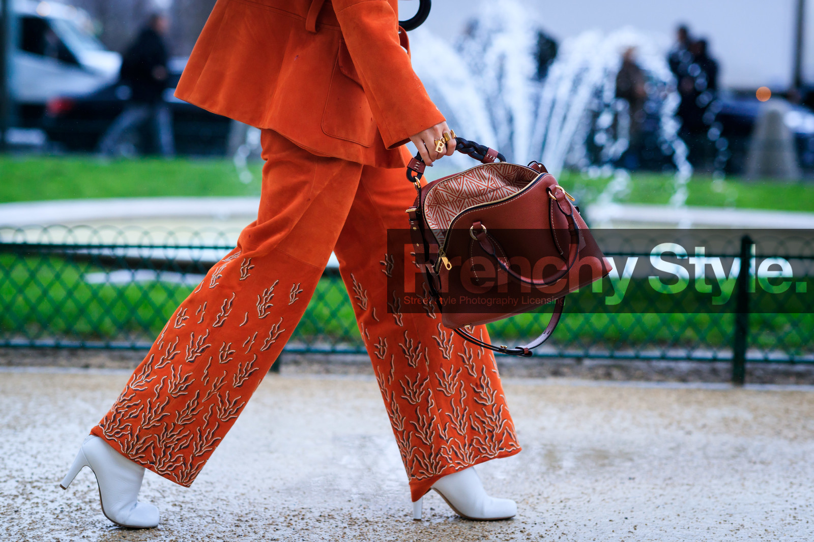 orange suede pants, floral embroidered pants, cropped pants, red leather bag, chloe bag, chloe jacket, chloe pants, white leather boots, high heels boots, close up detail, bag detail, legs detail, shoes detail, fashion week, frenchystyle, FW, jonathan paciullo, street style, PFW, PARIS, AUTUMN WINTER 2020-2021, FALL WINTER 2020-2021, FW 20-21, horizontal, detail, atmosphere details