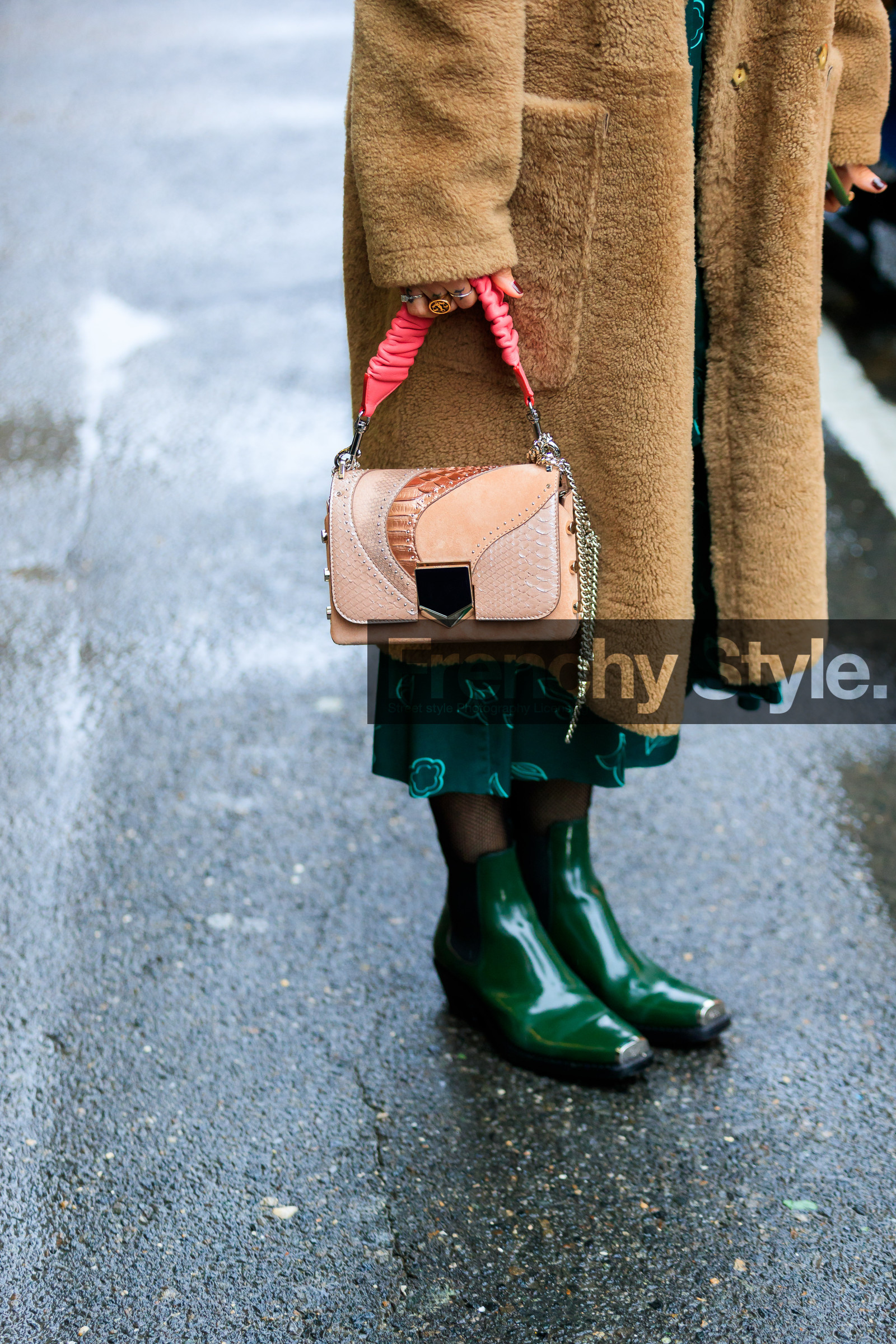 beige coat, graphic bag, green boots, leather bag, leather shoes, pink bag, printed bag, shearling, street style, jonathan paciullo, FW, frenchystyle, fashion week, NYFW, NEW YORK, AUTUMN WINTER 2018-2019, AW 18-19, FALL WINTER 2018-2019, FW 18-19, vertical, atmosphere details, detail, Charlotte Groeneveld