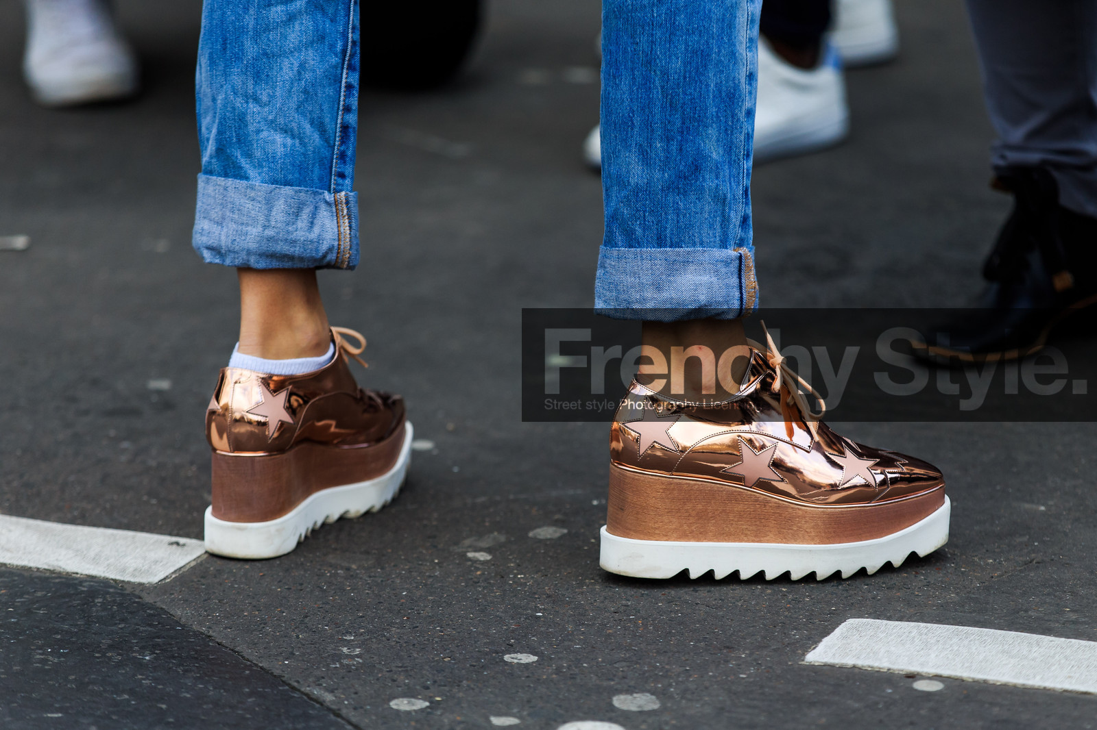 atmosphere details, AUTUMN WINTER 2016-2017, AW 16-17, blue denim, denim pants, detail, FALL WINTER 2016-2017, fashion week, frenchystyle, FW, FW 16-17, glitter, golden shoes, horizontal, jeans, jonathan paciullo, metallic heels, PARIS, PFW, shiny shoes, stars, stella mccartney, street style, trousers, wedges