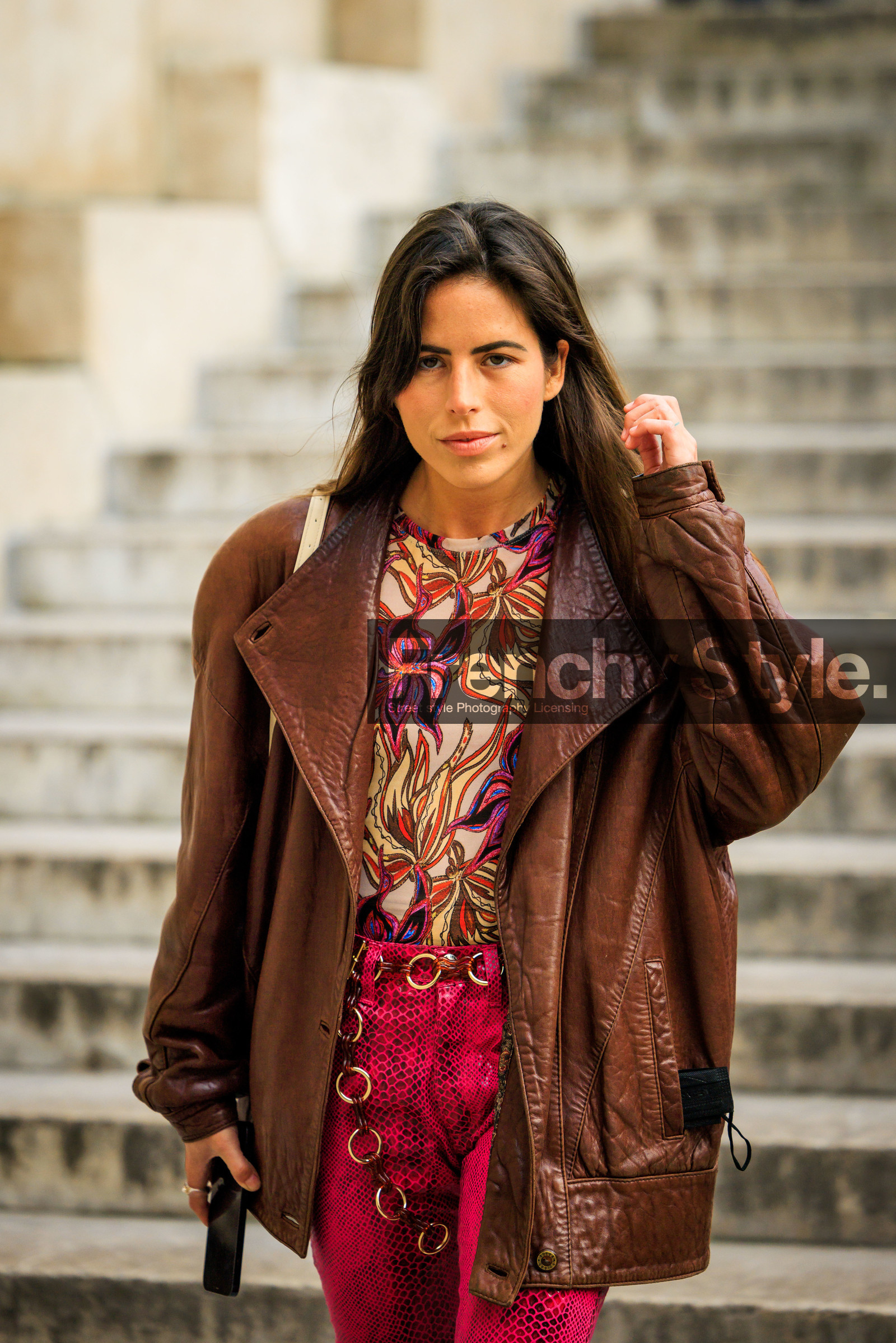 multiprint look, flowered shirt, multicolor shirt, printed top, leather jacker, bomber jacker, pink pants, leather pants, snake print pants, animal print pants, chain belt, golden belt, nina urgell cloquell, fashion week, frenchystyle, FW, jonathan paciullo, street style, AUTUMN WINTER 2022-2023, FALL WINTER 2022_2023, FW 22-23, PFW, PARIS, vertical, detail, brown jacket