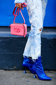 legs detail, shoes detail, bag detail, close up detail, blue leather boots, sharp end boots, high heels boots, low boots, used jeans, tie and dye jeans, white jeans, blue jeans, denim, pink leather bag, valentino bag, fashion week, frenchystyle, FW, jonathan paciullo, street style, AUTUMN WINTER 2020-2021, FALL WINTER 2020-2021, FW 20-21, vertical, atmosphere details, detail, NYFW, NEW YORK