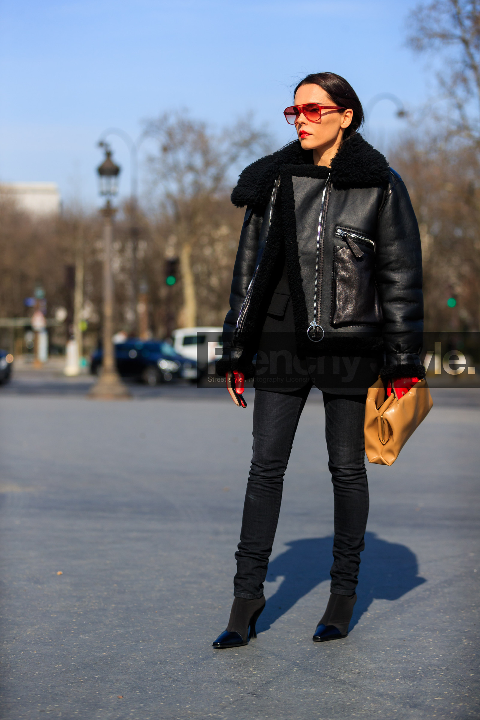 black denim, black jacket, black pants, black shoes, camel bag, denim pants, high heels, jeans, leather bag, leather gloves, leather jacket, leather shoes, shearling, sunglasses, trousers, street style, jonathan paciullo, FW, frenchystyle, fashion week, PFW, PARIS, AUTUMN WINTER 2018-2019, FALL WINTER 2018-2019, FW 18-19, vertical, full length, evangelie smyrniotaki