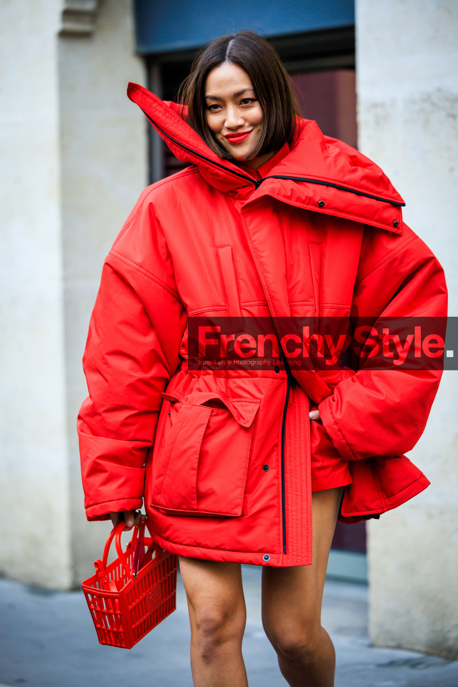 red jacket, wintet coat, puffed jacket, red lips, basket bag, red handbag, valentino, Tiffany Hsu, street style, jonathan paciullo, FW, frenchystyle, fashion week, AUTUMN WINTER 2022-2023, FALL WINTER 2022_2023, FW 22-23, PARIS, PFW, vertical, detail