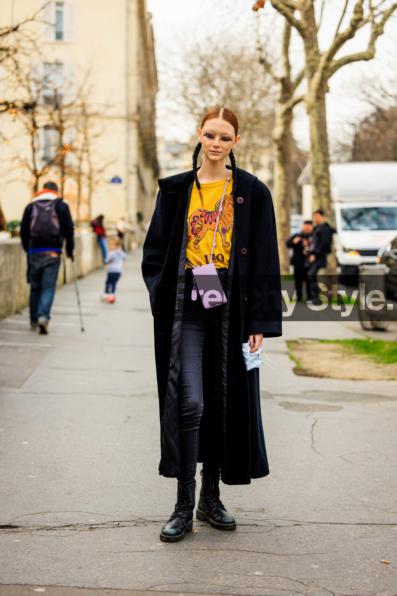 make up, close up, ginger hair, braids, piggy tails, smoky eyes, yellow shirt, printed shirt, leo tshirt, black trench, long trenchcoat, dark denim pants, purple crossbody bag, mini necklace bag, model, fashion week, frenchystyle, FW, jonathan paciullo, street style, AUTUMN WINTER 2022-2023, FALL WINTER 2022_2023, FW 22-23, PFW, PARIS, vertical, full length