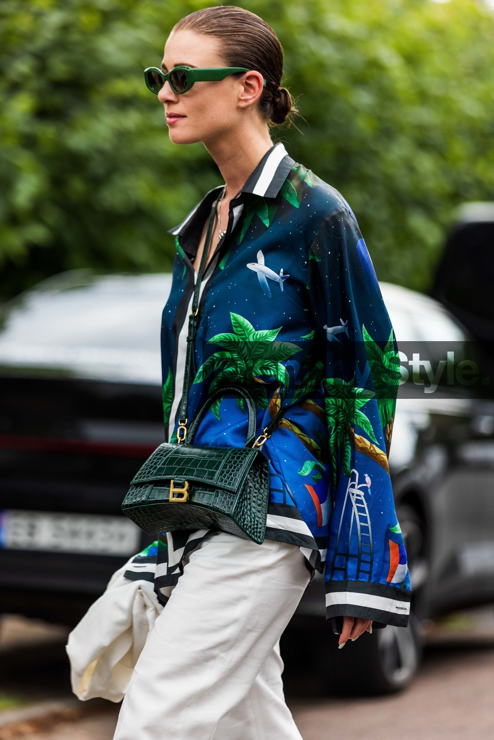 bag, balenciaga bag, blue shirt, croco bag, crossbody bag, fluid pants, green bag, green sunglasses, large pants, leather bag, pants, print, printed shirt, shirt, sunglasses, white pants, hourglass bag, fashion week, frenchystyle, FW, jonathan paciullo, street style, SPRING SUMMER 2022, SS 22, COPENHAGEN, CPHFW, vertical, atmosphere details