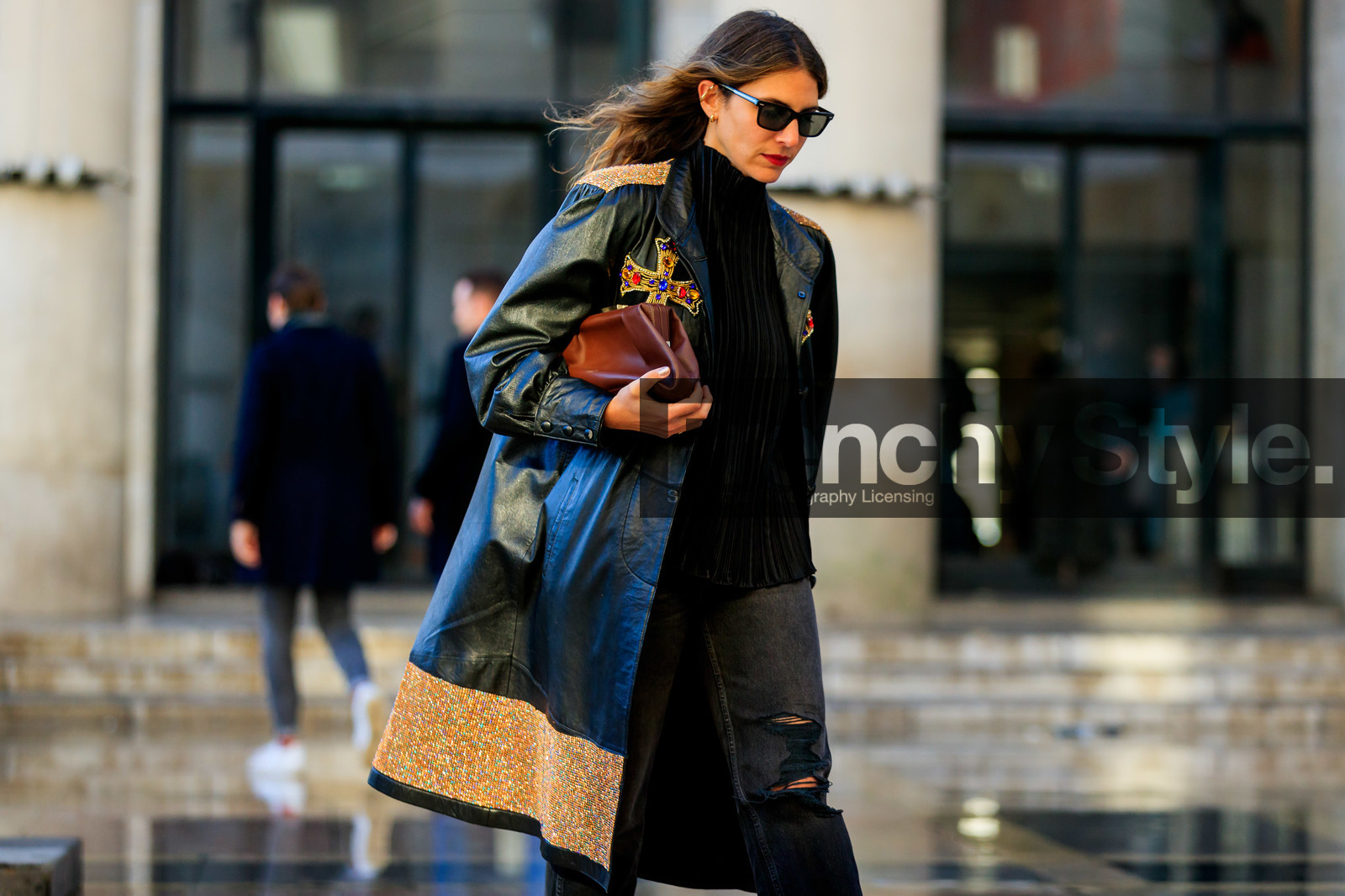 jen wonders, red lipstick, black sunglasses, black blouse, black leather coat, black jeans, pleated blouse, high collar blouse, pearl embroidered coat, strassed coat, metalic coat, golden coat, cross embroidered coat, burgundy leather clutch, fashion week, frenchystyle, FW, jonathan paciullo, street style, PFW, PARIS, horizontal, atmosphere details, detail