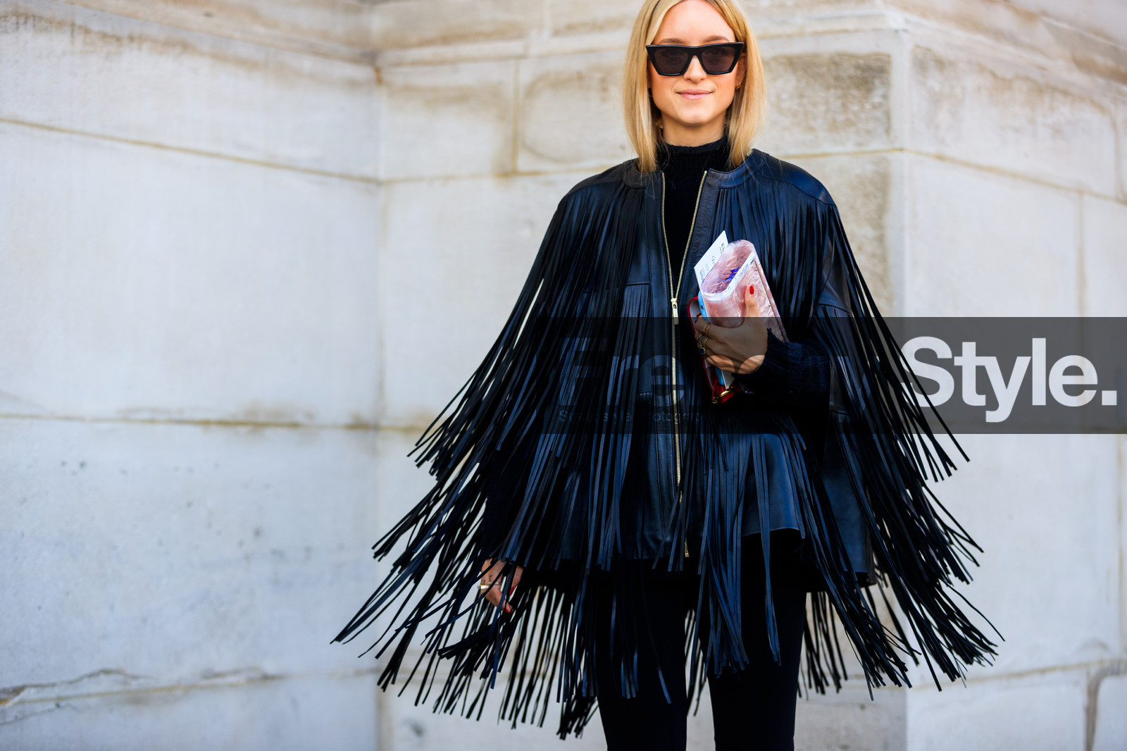 black jacket, black pants, fringes, leather jacket, pink bag, sunglasses, trousers, street style, jonathan paciullo, FW, frenchystyle, fashion week, PFW, PARIS, AUTUMN WINTER 2018-2019, FALL WINTER 2018-2019, FW 18-19, horizontal, atmosphere details, Charlotte Groeneveld