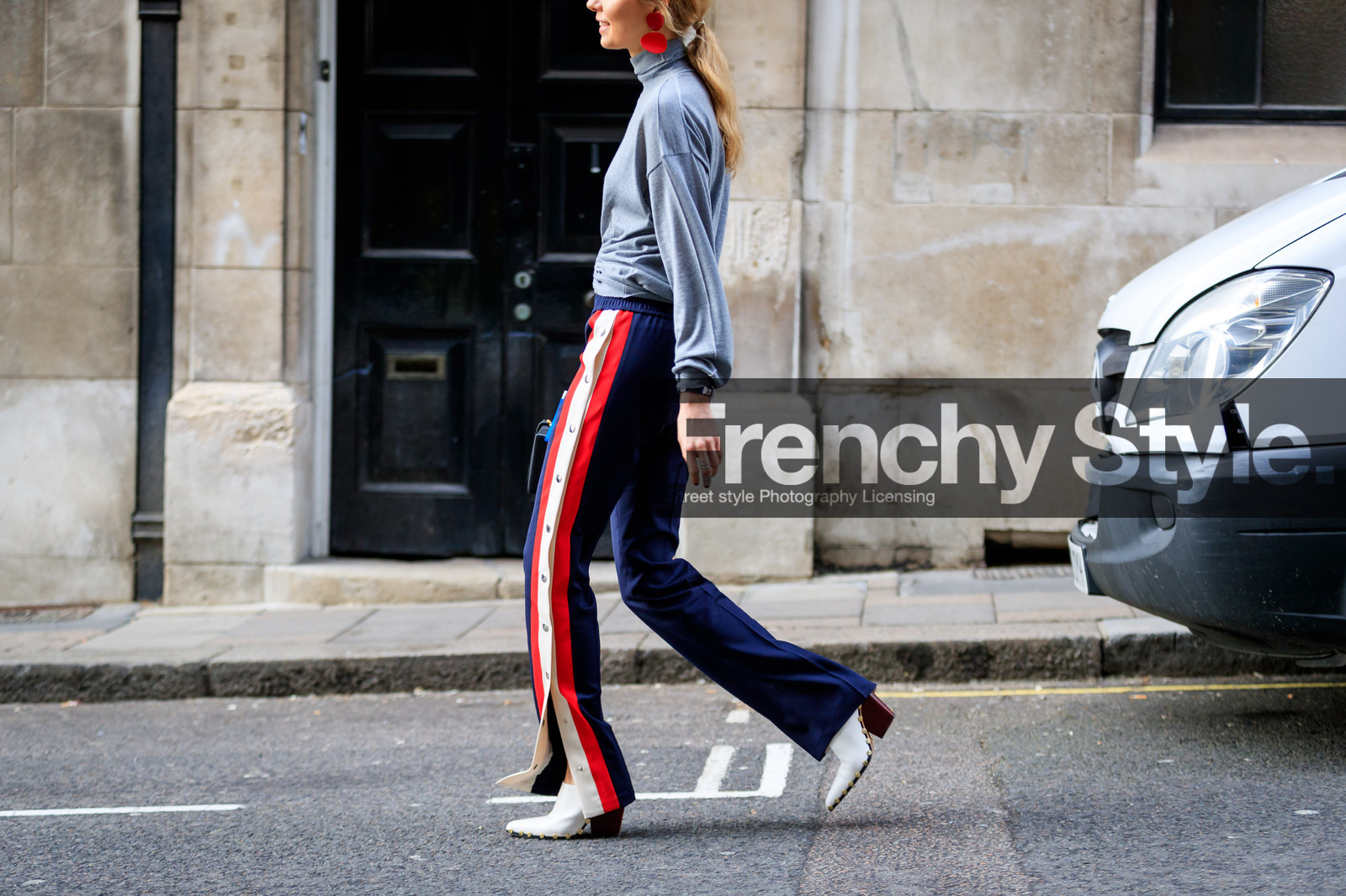 atmosphere details, AUTUMN WINTER 2017-2018, AW 17-18, black bag, blue pants, detail, earrings, FALL WINTER 2017-2018, fashion week, frenchystyle, FW, FW 17-18, graphic sweater, grey sweater, horizontal, jonathan paciullo, leather bag, leather shoes, LFW, LONDON, roberta benteler, sportswear, street style, sweatpants, trousers, turtleneck sweater, white shoes