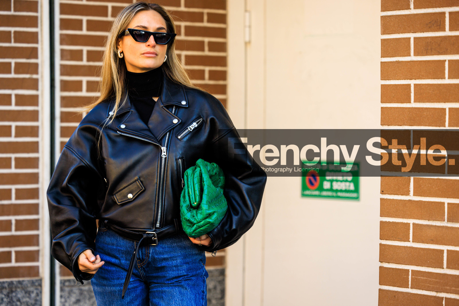 biker jacket, cropped blazer, leather jacket, black sunglasses, green botteg veneta, bottega veneta pouch, black turtleneck, jeans, flared jeans, creole earrings, eye cat sunglasses, fashion week, frenchystyle, FW, jonathan paciullo, street style, MFW, MILAN, FALL WINTER 2022_2023, AUTUMN WINTER 2022-2023, FW 22-23, horizontal, atmosphere details