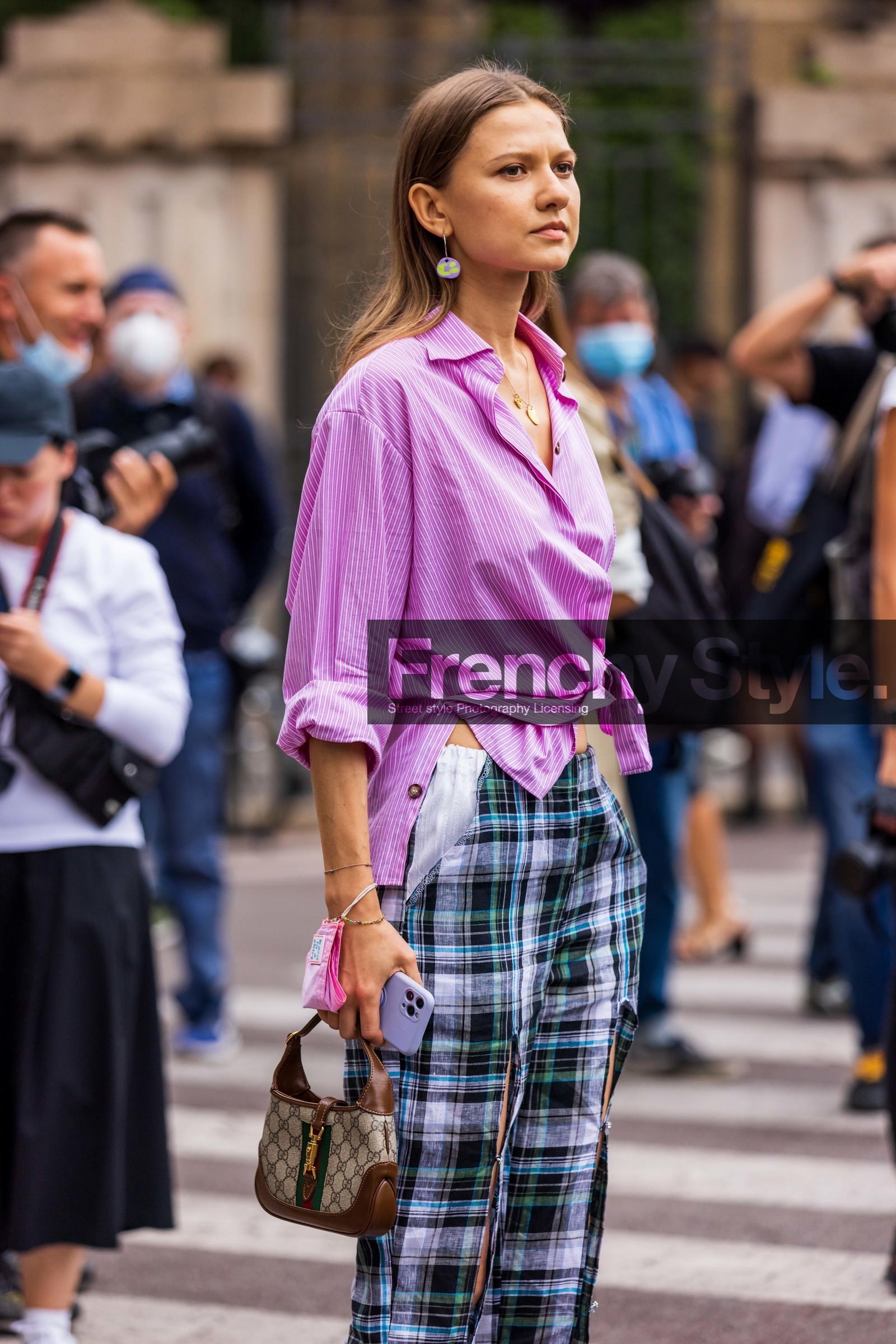 brown bag, check, color, facial mask, fluid pants, gucci bag, leather bag, logo bag, pink shirt, print, printed bag, printed pants, shirt, split, splited pants, striped shirt, stripes, pearl earrings, fashion week, frenchystyle, FW, jonathan paciullo, street style, SPRING SUMMER 2022, SS 22, MFW, MILAN, vertical, atmosphere details