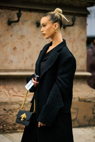 total black look, blond hair, golden creole, eye shadow, make up, profile, black coat, black handbag, leather bag, golden chain bag, street style, jonathan paciullo, FW, frenchystyle, fashion week, AUTUMN WINTER 2022-2023, FALL WINTER 2022_2023, FW 22-23, PFW, PARIS, vertical, detail