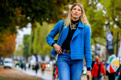 veronika heilbrunner, chanel bag, chanel jacket, chanel necklace, tweed jacket, blue jacket, blue jeans, black leather bag, quilted bag, pearls bag, big necklace, logo necklace, golden necklace, pearl necklace, shoulder bag, PARIS, PFW, SPRING SUMMER 2020, SS 20, fashion week, frenchystyle, FW, jonathan paciullo, street style, horizontal, atmosphere details, detail