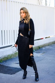 black full look, black sunglasses, black midi dress, knitted dress, cut out dress, louis vuitton handbag, leather handbag, black handbag, black boots, highknee boots, pattent boots, fashion week, frenchystyle, FW, jonathan paciullo, street style, MFW, MILAN, AUTUMN WINTER 2022-2023, FALL WINTER 2022_2023, FW 22-23, vertical, full length