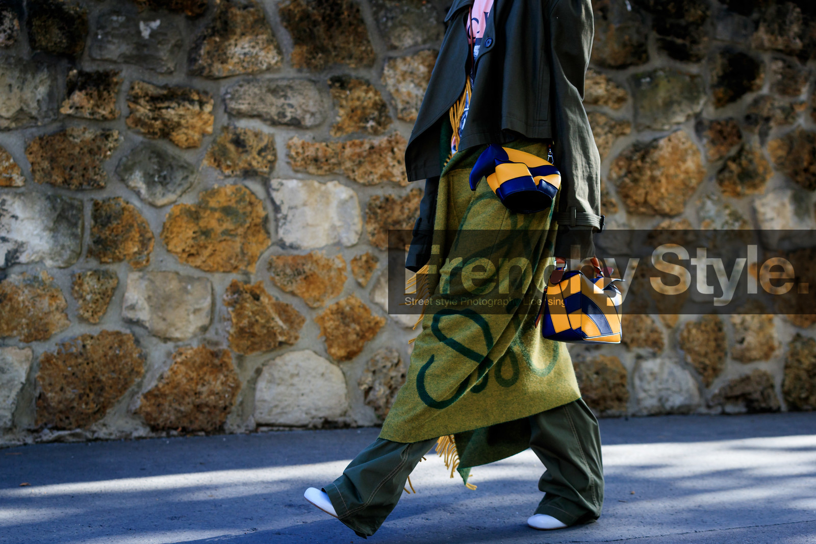 thora valdimars, loewe bag, loewe coat, loewe look, loewe pants, loewe t-shirt, yellow leather bag, striped bag, hand bag, navy blue leather bag, kaki coat, kaki pants, long coat, flare pants, woolen scarf, yellow coat, back details, fashion week, frenchystyle, FW, jonathan paciullo, street style, SPRING SUMMER 2020, SS 20, PFW, PARIS, horizontal, detail
