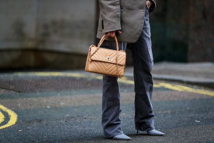beige bag, chanel handbag, grey pants, grey shoes, high heels, leather bag, leather shoes, pernille teisbaek, trousers, street style, jonathan paciullo, FW, frenchystyle, fashion week, LFW, LONDON, AUTUMN WINTER 2019-2020, AW 19-20, FW 19-20, FALL WINTER 2019-2020, horizontal, atmosphere details, detail