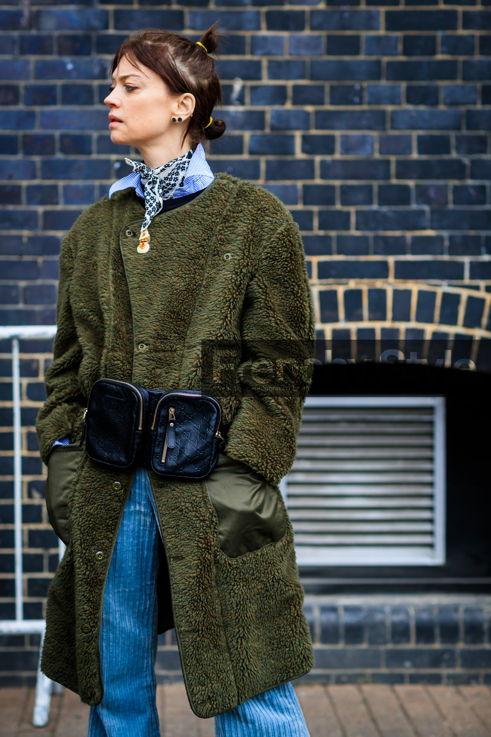 AUTUMN WINTER 2017-2018, AW 17-18, black bag, blue pants, brooch, corduroy, detail, FALL WINTER 2017-2018, fanny pack, fashion week, frenchystyle, Fur coat, FW, FW 17-18, green coat, green fur, gucci, jonathan paciullo, leather bag, LFW, LONDON, street style, trousers, velvet, vertical, white scarf