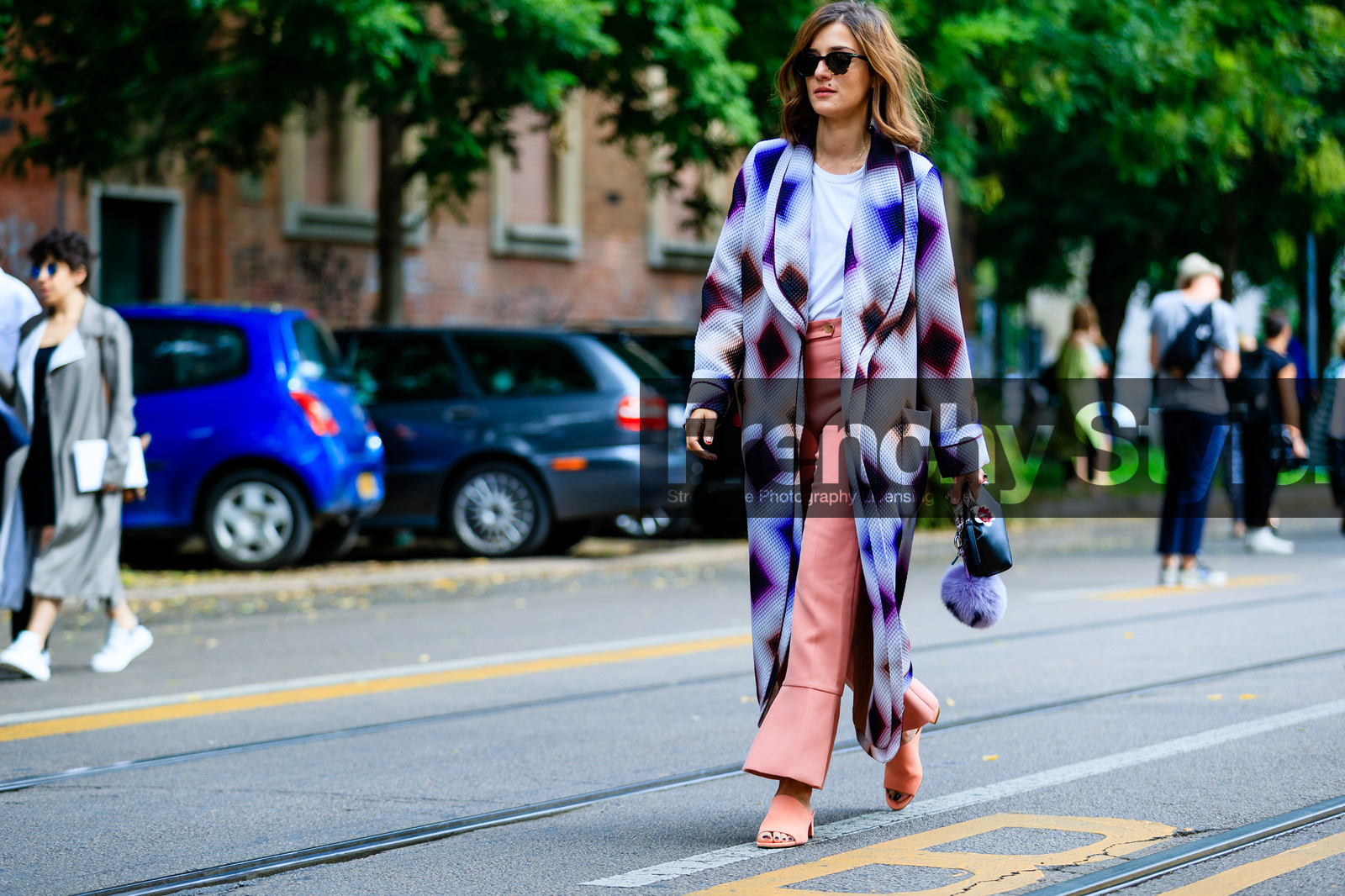 atmosphere details, black bag, eleonora carisi, fashion week, fendi, frenchystyle, full length, FW, geometric, graphic coat, horizontal, jonathan paciullo, leather bag, leather shoes, MFW, MILAN, mini bag, pink pants, pink shoes, printed coat, purple coat, purple fur, SPRING SUMMER 2017, SS 17, street style, sunglasses, trousers