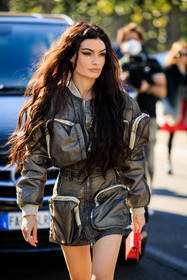 pocket dress, braids, mini dress, silver dress, zipped dress, red mini handbag, fashion week, frenchystyle, FW, jonathan paciullo, street style, MFW, MILAN, FALL WINTER 2022_2023, AUTUMN WINTER 2022-2023, FW 22-23, vertical, atmosphere details