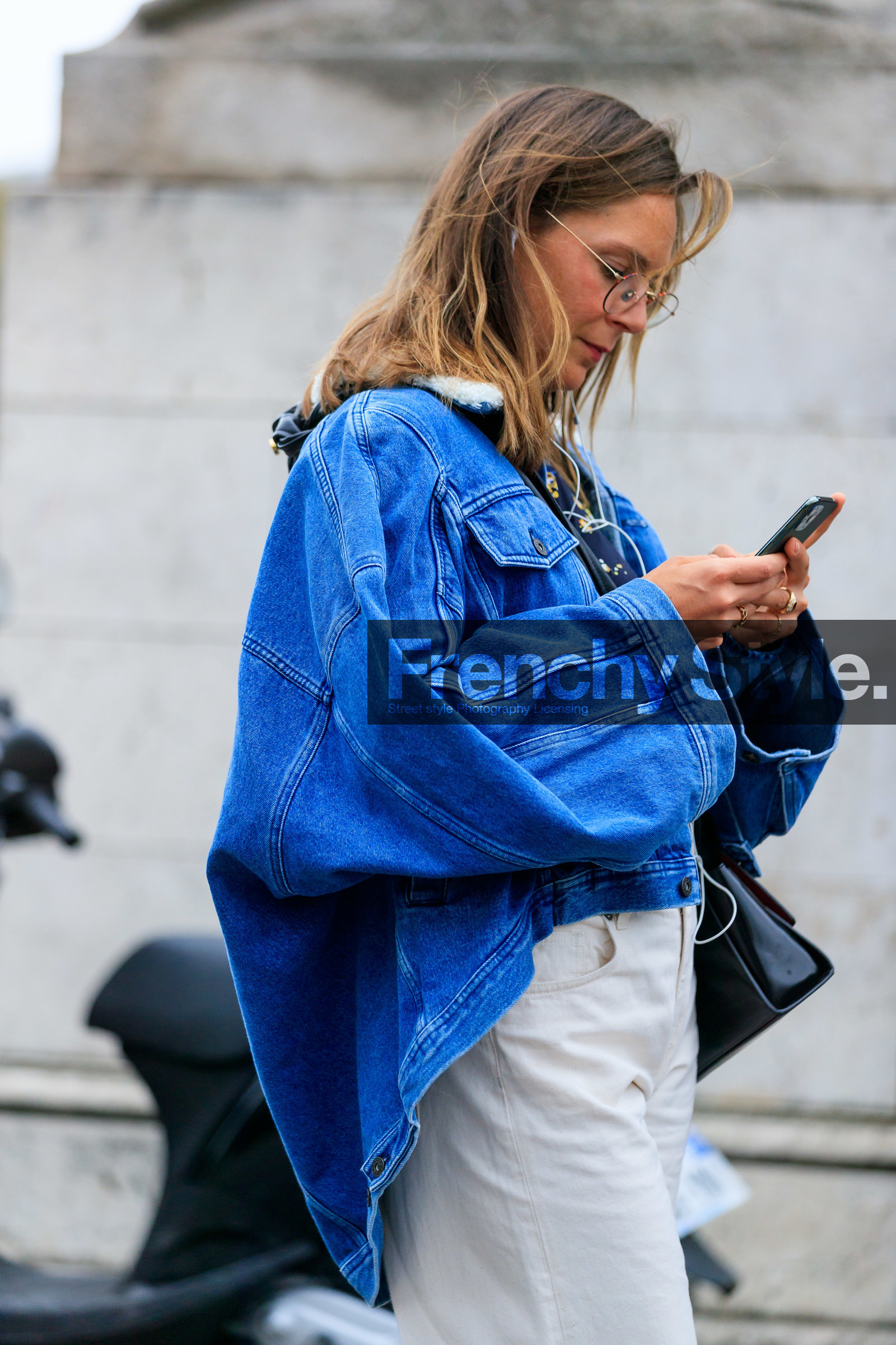 denim, denim jacket, oversize jacket, cropped jacket, fur collar jacket, white jeans, close up detail, fashion week, frenchystyle, FW, jonathan paciullo, street style, SPRING SUMMER 2020, SS 20, PFW, PARIS, vertical, atmosphere details, detail