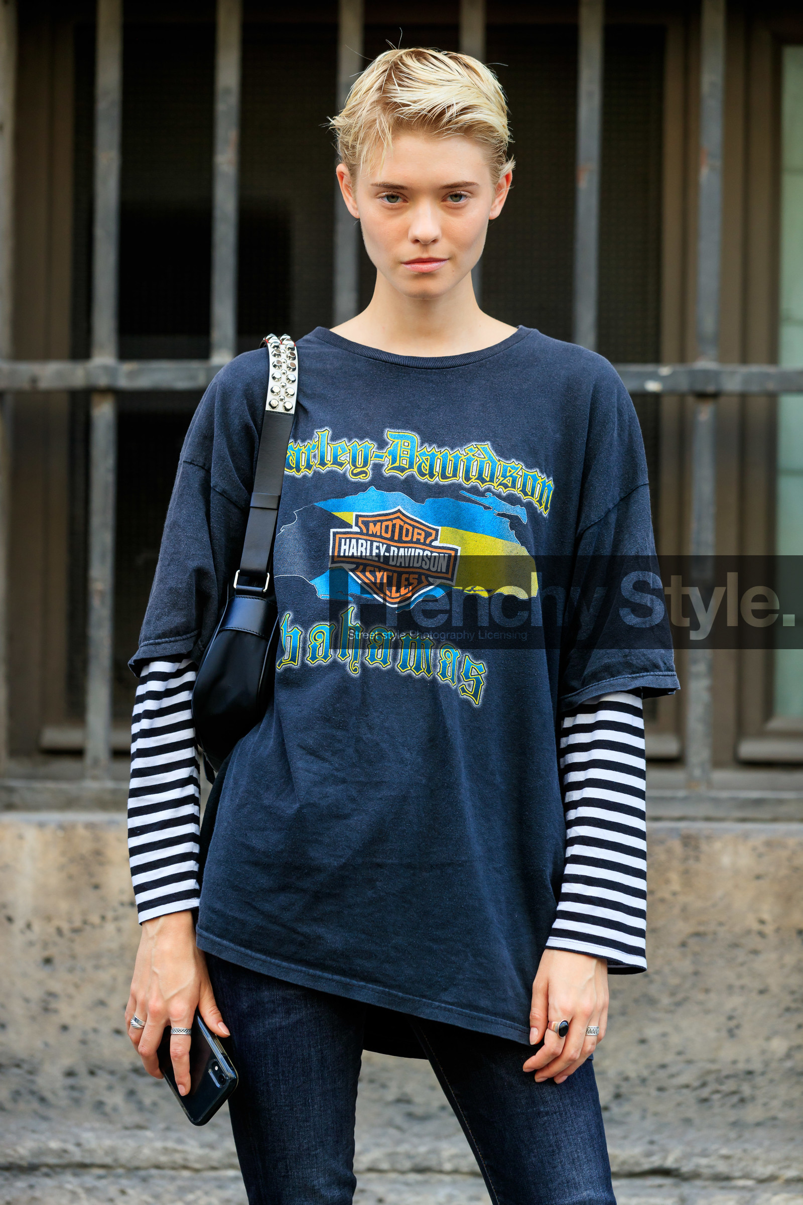model, black t-shirt, black bag, printed t-shirt, letter printed t-shirt, punk style, long sleeves t-shirt, striped t-shirt, white t-shirt, blue jeans, studs strap bag, shoulder bag, PARIS, PFW, SPRING SUMMER 2020, SS 20, fashion week, frenchystyle, FW, jonathan paciullo, street style, vertical, atmosphere details, detail