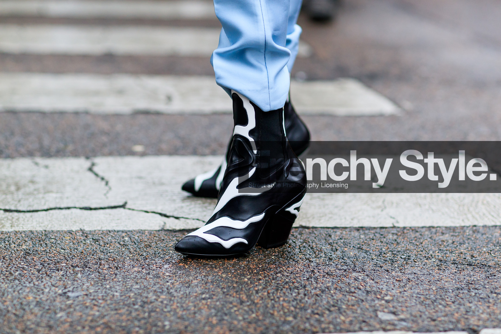 black and white shoes, black shoes, blue pants, high heels, leather shoes, trousers, fashion week, frenchystyle, FW, jonathan paciullo, street style, MFW, MILAN, AUTUMN WINTER 2018-2019, FALL WINTER 2018-2019, FW 18-19, horizontal, atmosphere details