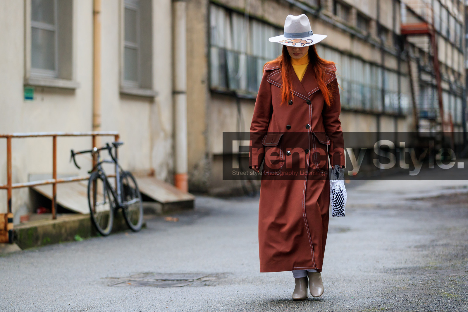brown coat, fishnet, grey boots, grey hat, high heels, leather bag, leather shoes, white bag, yellow sweater, fashion week, frenchystyle, FW, jonathan paciullo, street style, MFW, MILAN, AUTUMN WINTER 2018-2019, FALL WINTER 2018-2019, FW 18-19, horizontal, atmosphere details