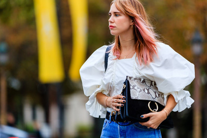 atmosphere details, black bag, blue denim, camera, chloe, denim pants, detail, dyed hair, fashion week, frenchystyle, FW, horizontal, jeans, jonathan paciullo, leather bag, PARIS, PFW, pink hair, snake print, SPRING SUMMER 2017, SS 17, street style, trousers, white shirt