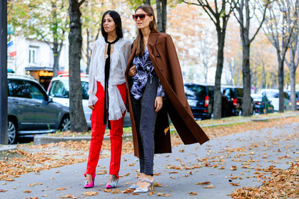 atmosphere details, black pants, black scarf, brown coat, fashion week, frenchystyle, full length, FW, gilda ambrosio, Giorgia Tordini, horizontal, jonathan paciullo, leather shoes, over the shoulder, PARIS, PFW, pink shoes, printed shirt, red pants, silver shoes, SPRING SUMMER 2017, SS 17, street style, sunglasses, trench coat, trousers, white shirt